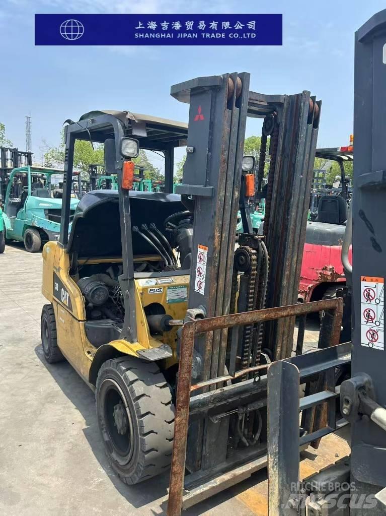 CAT 30 Dyzeliniai krautuvai