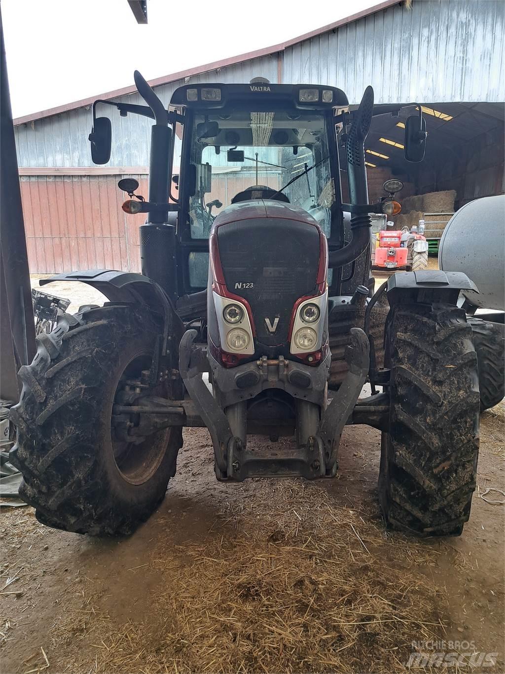 Valtra N123 Traktoriai
