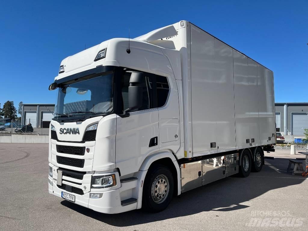 Scania R590 Sunkvežimiai su dengtu kėbulu