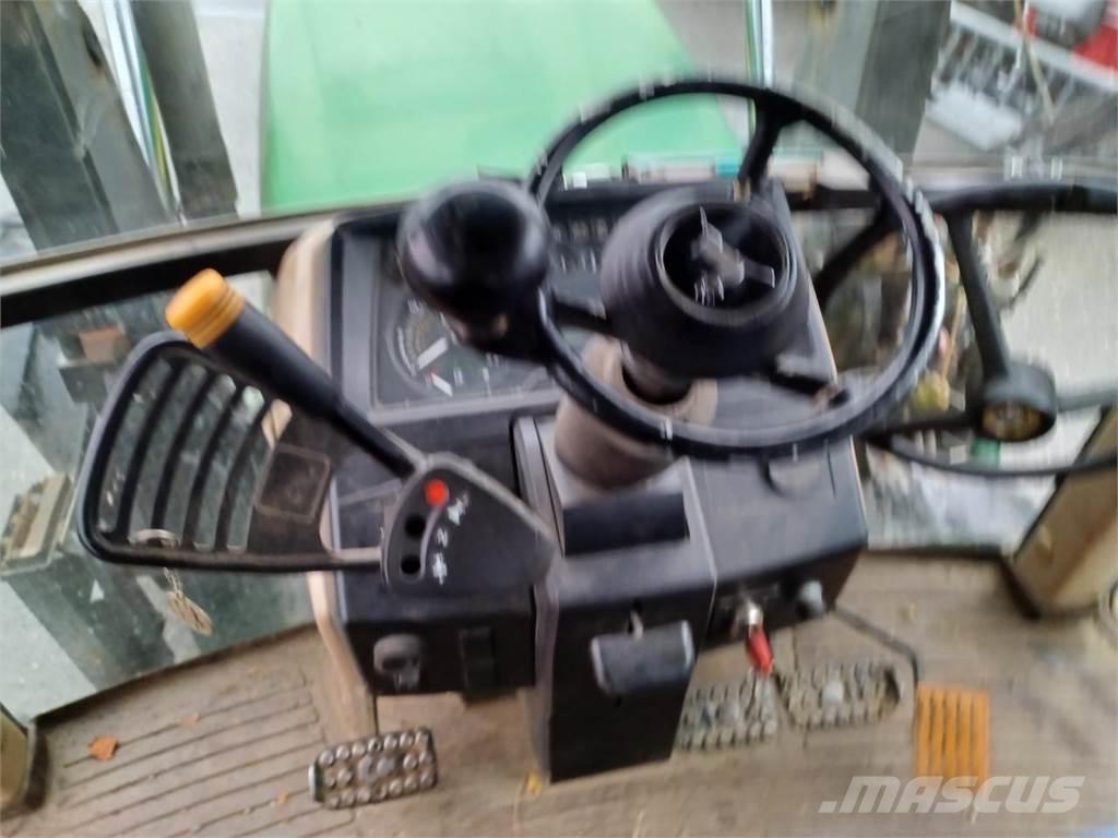 John Deere 6110SE Traktoriai