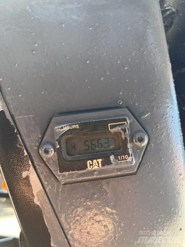 CAT 246 Krautuvai su šoniniu pasukimu