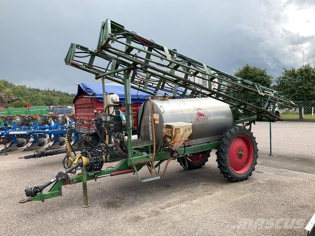 Moteska 2500 Prikabinami purkštuvai