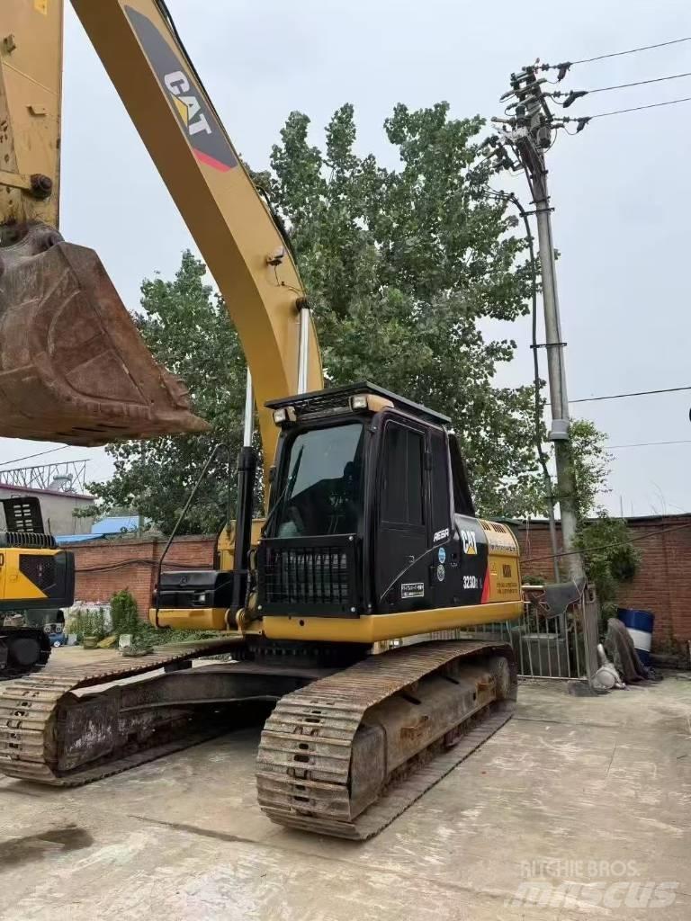 CAT 323D Vikšriniai ekskavatoriai