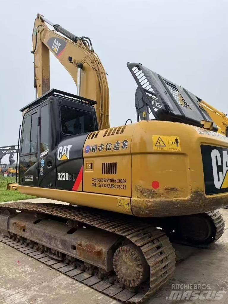 CAT 323D Vikšriniai ekskavatoriai