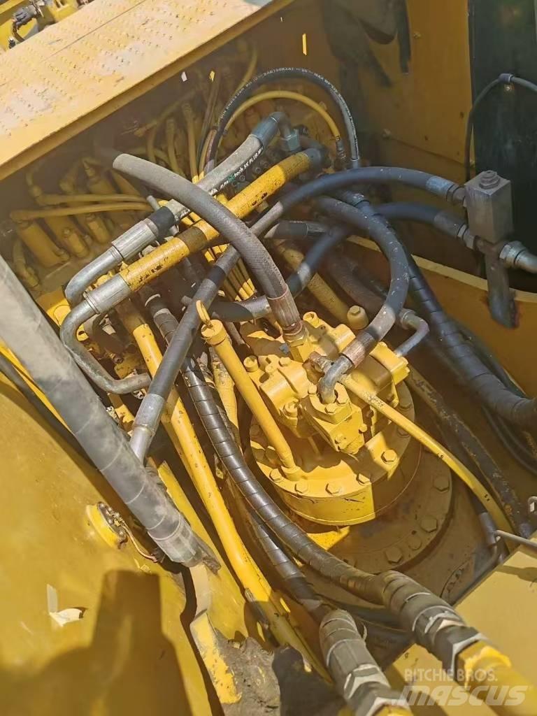CAT 323D Vikšriniai ekskavatoriai