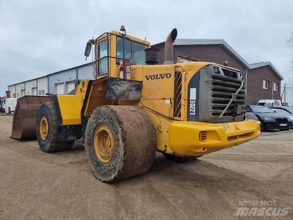 Volvo L 220 E Naudoti ratiniai krautuvai