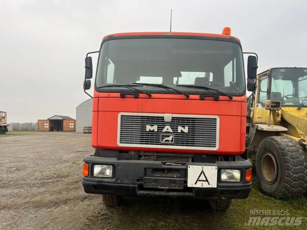 MAN F 08 Savivarčių priekabų vilkikai