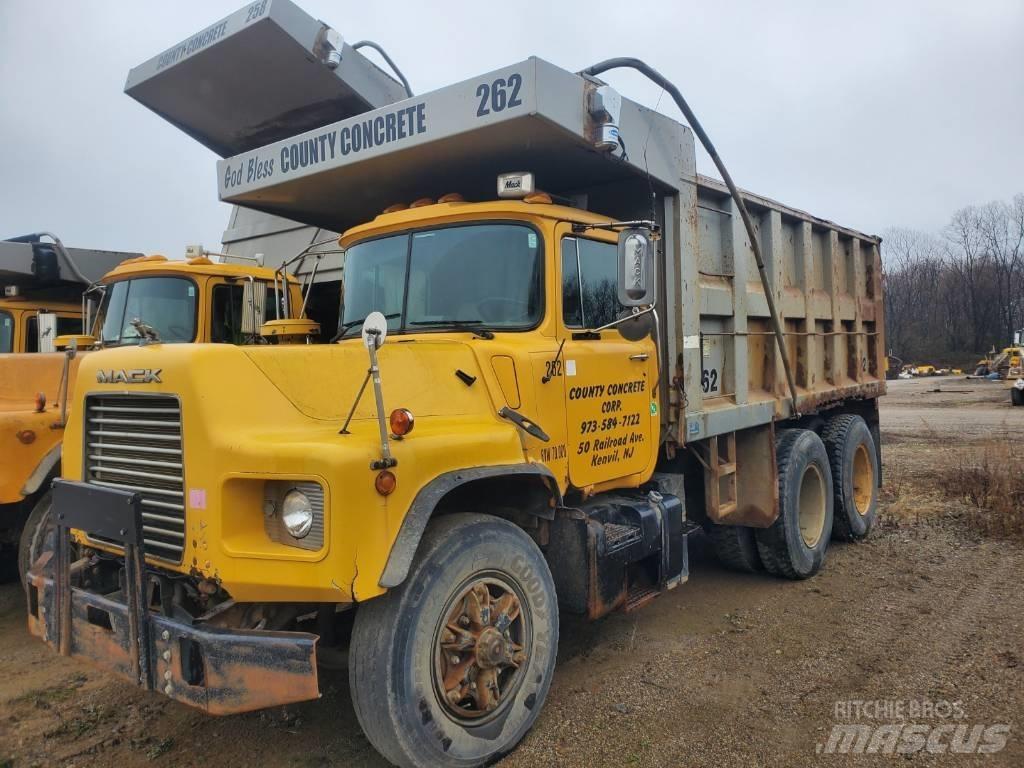Mack DM690SX Savivarčių priekabų vilkikai