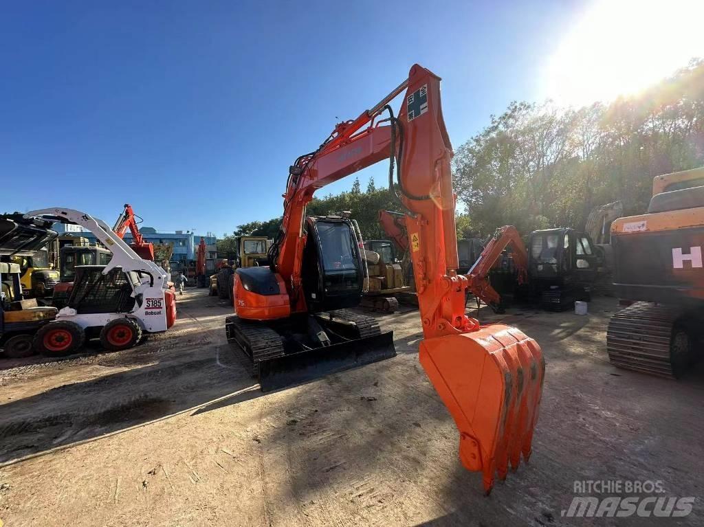 Hitachi ZX 75 Vidutinės galios ekskavatoriai 7-12 t