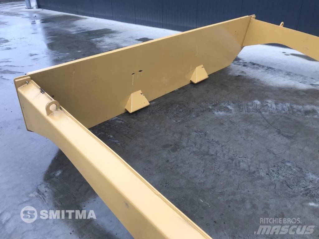 CAT 735B Galiniai žibintai