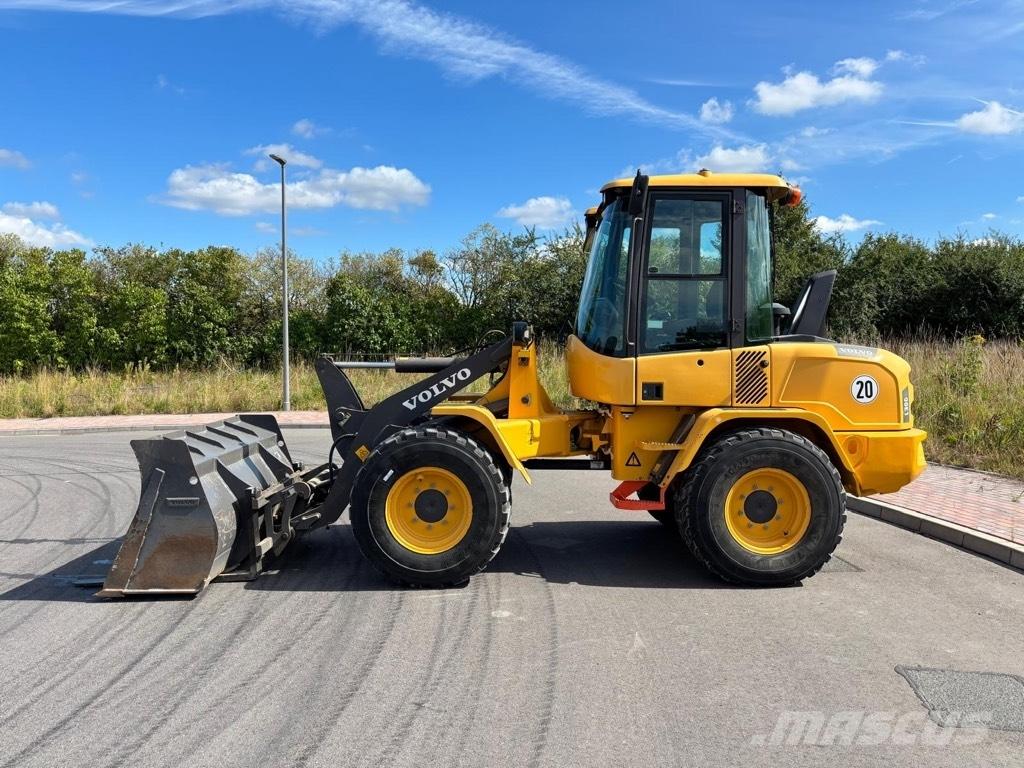 Volvo L 30 G Naudoti ratiniai krautuvai