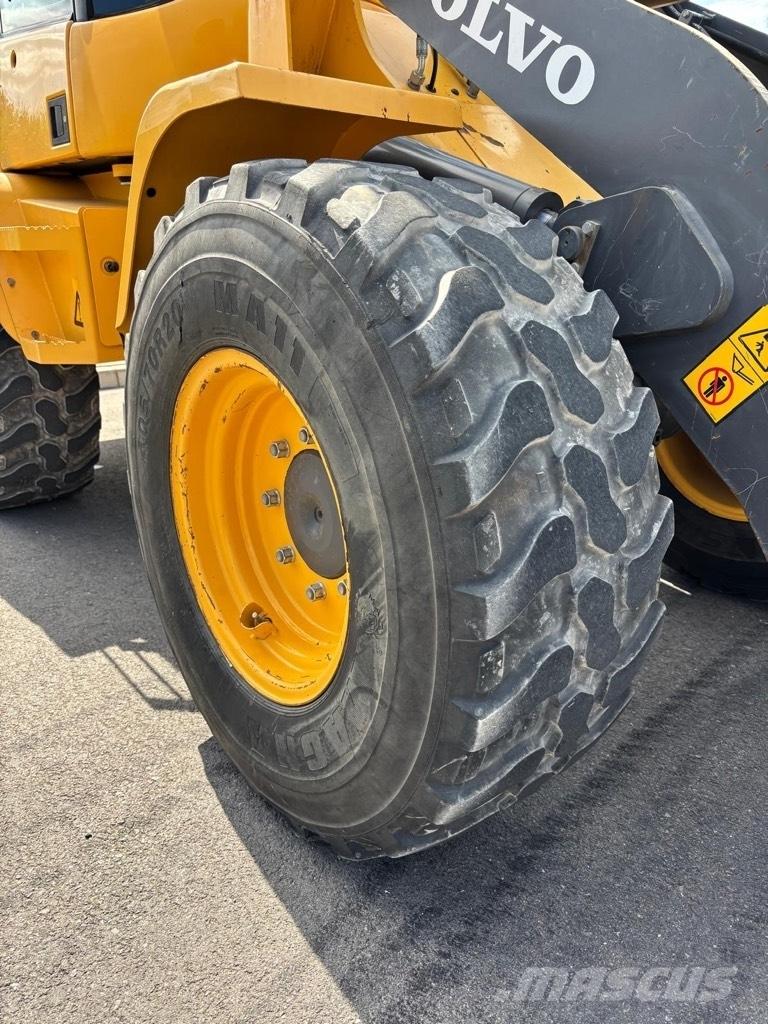 Volvo L 30 G Naudoti ratiniai krautuvai