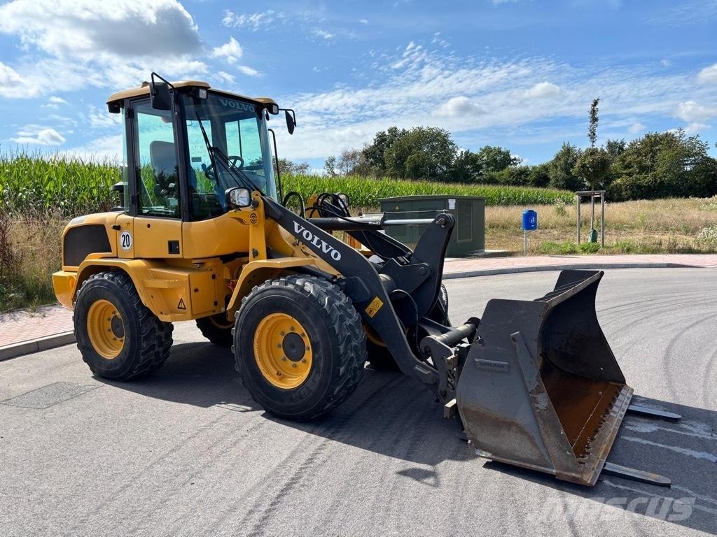 Volvo L 30 G Naudoti ratiniai krautuvai