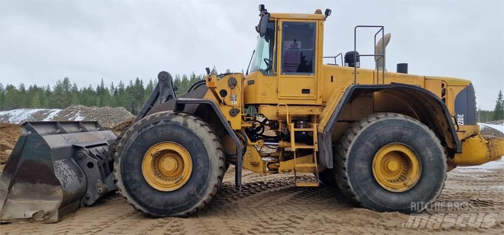 Volvo L220E Naudoti ratiniai krautuvai