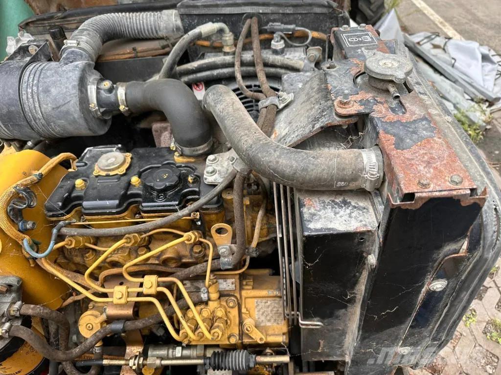 CAT CB-225E Kiti volai