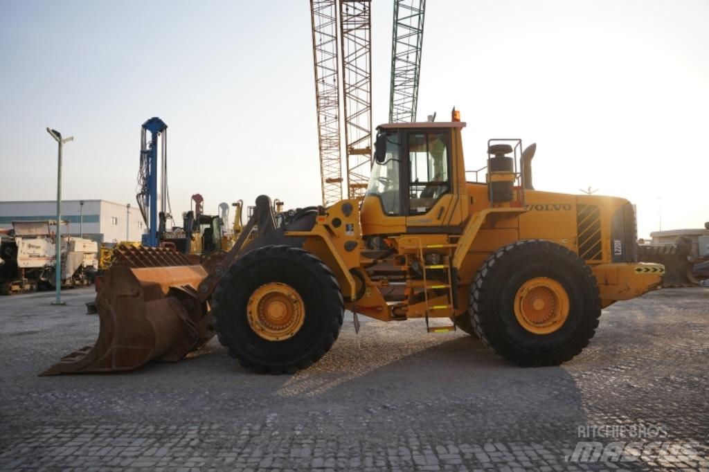 Volvo L220 F Naudoti ratiniai krautuvai