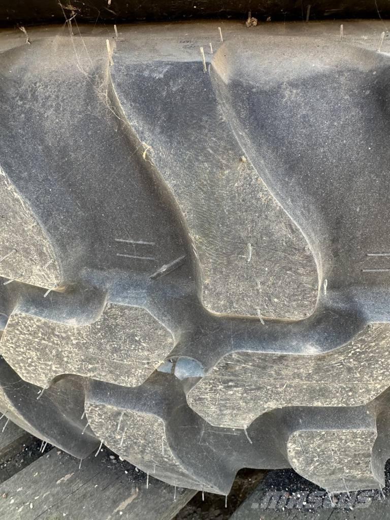Dunlop 405/70R20 Padangos, ratai ir ratlankiai