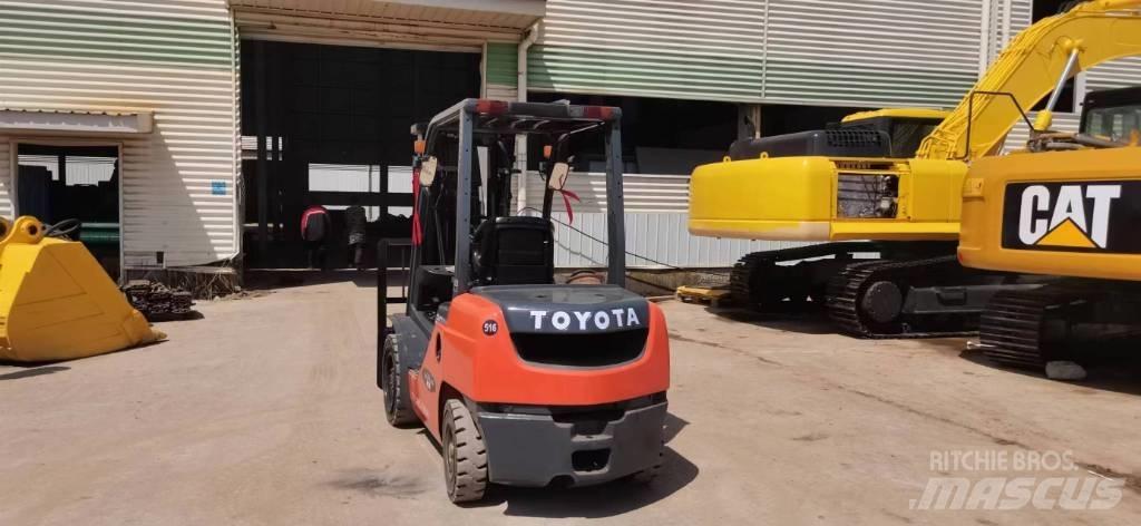 Toyota 8 FDN 30 Dyzeliniai krautuvai