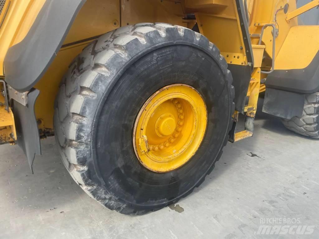 Volvo L180G Naudoti ratiniai krautuvai