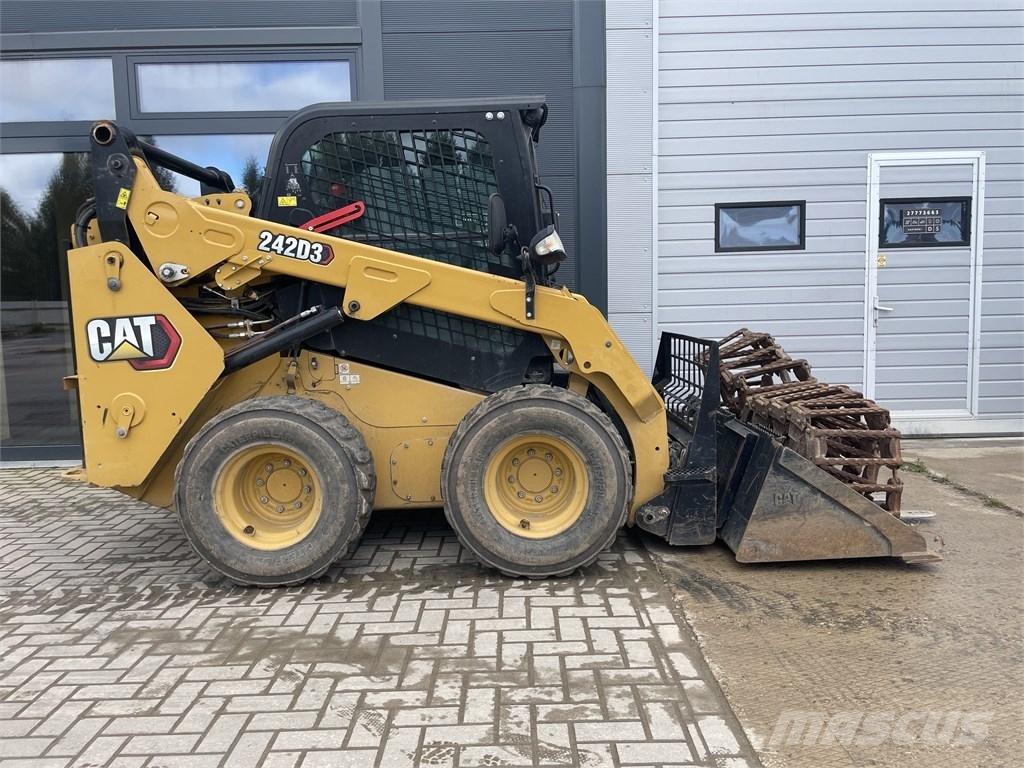 CAT 242D3 Krautuvai su šoniniu pasukimu
