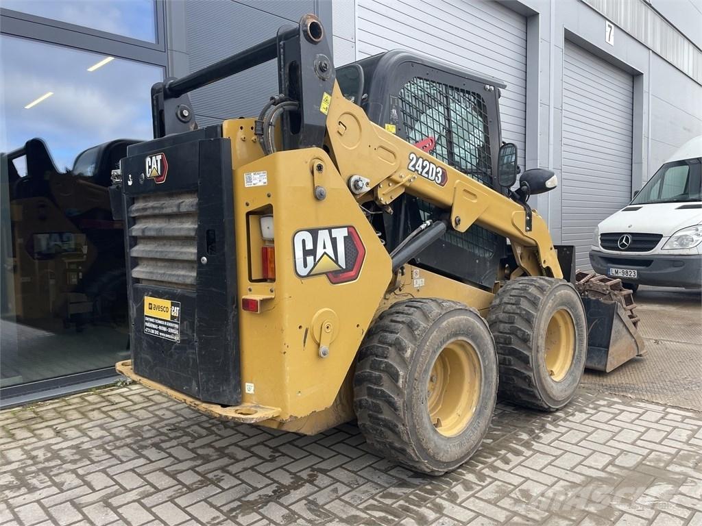 CAT 242D3 Krautuvai su šoniniu pasukimu