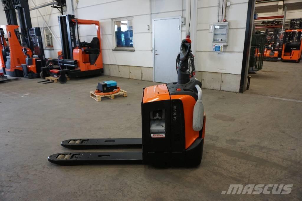 Toyota LPE220 Žemų aukščių keltuvai su platforma