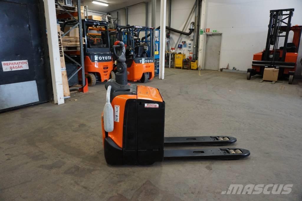 Toyota LPE220 Žemų aukščių keltuvai su platforma