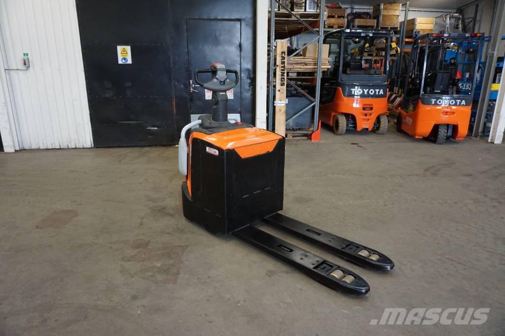 Toyota LPE220 Žemų aukščių keltuvai su platforma