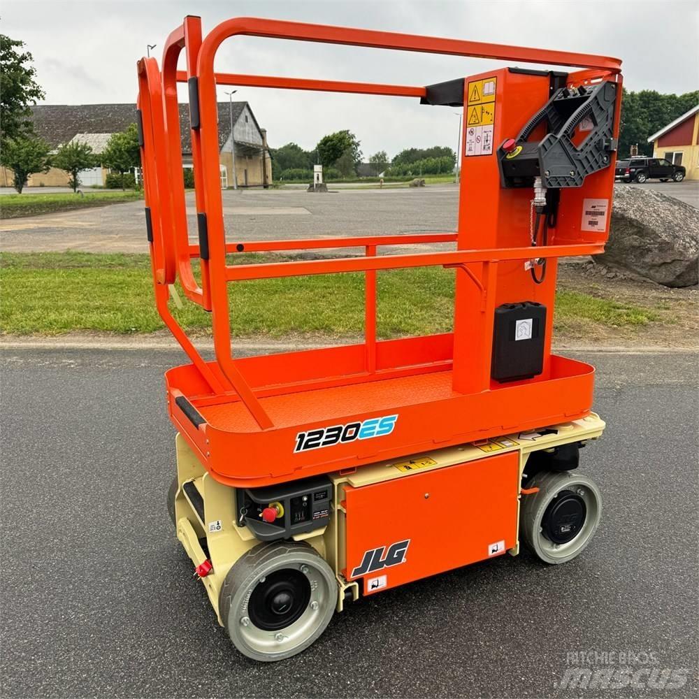 JLG 1230 ES Vertikalūs stiebiniai keltuvai