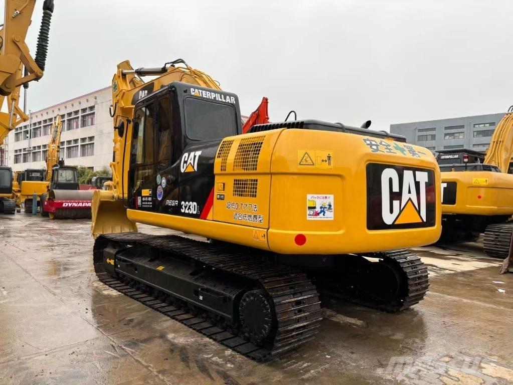 CAT 323 D Vikšriniai ekskavatoriai