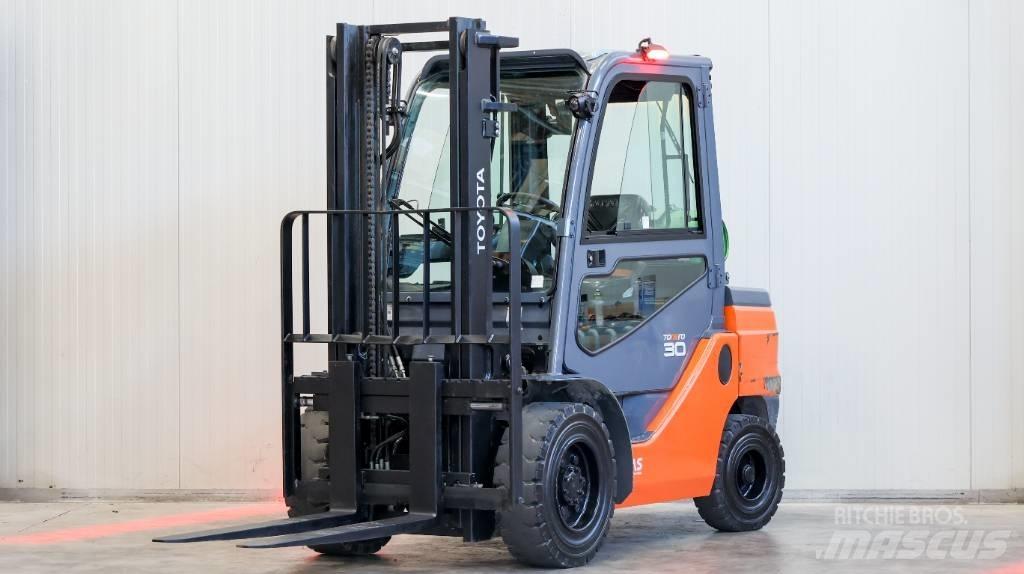 Toyota 02-8 FGF 30 LPG (dujiniai) krautuvai
