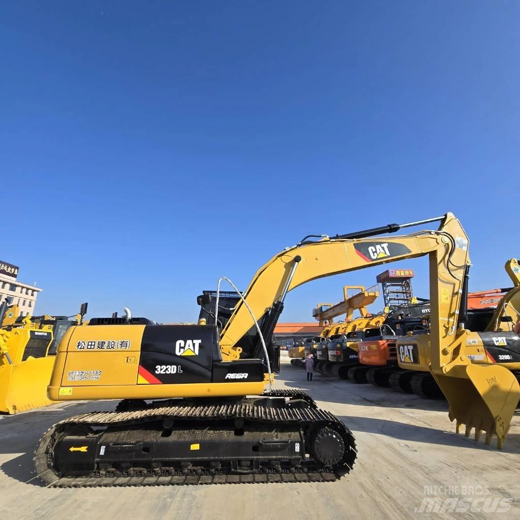 CAT 323 D L Vidutinės galios ekskavatoriai 7-12 t