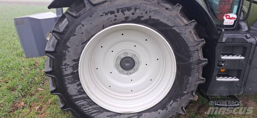 Valtra T235 active Traktoriai