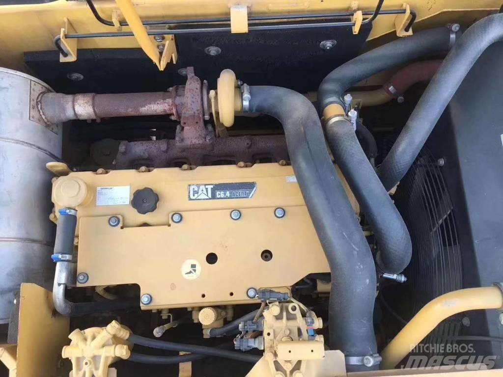 CAT 323 Vikšriniai ekskavatoriai
