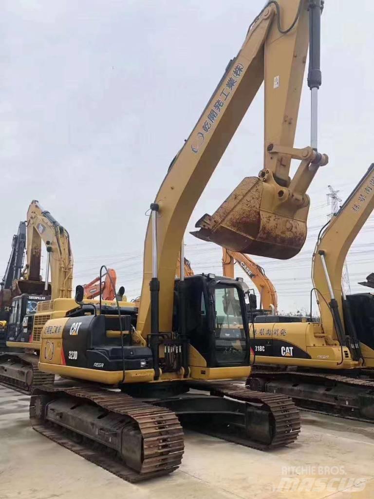 CAT 323 Vikšriniai ekskavatoriai