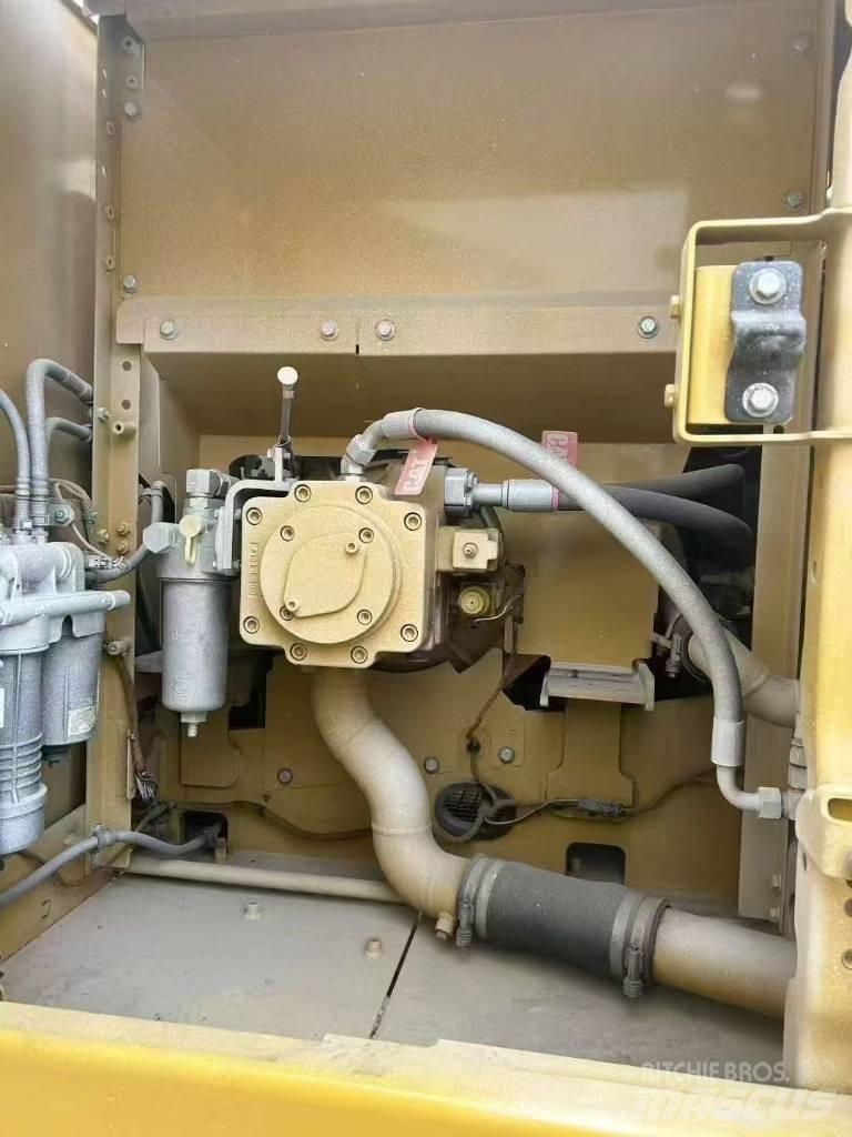 CAT 323 Vikšriniai ekskavatoriai