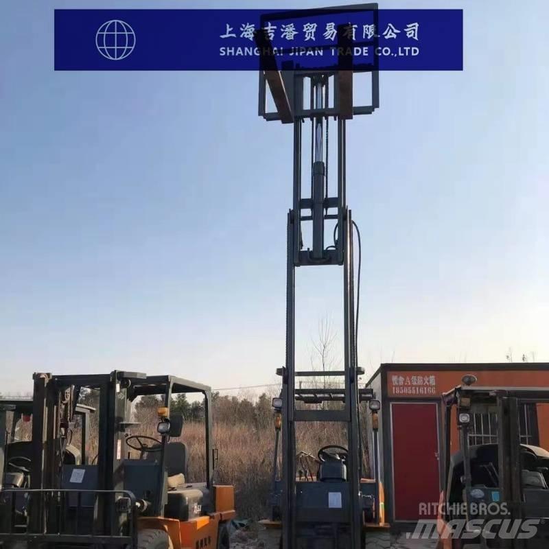 TCM FD 30 Dyzeliniai krautuvai