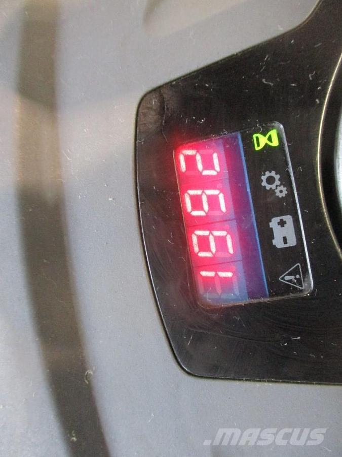 Toyota LPE200 Žemų aukščių keltuvai su platforma