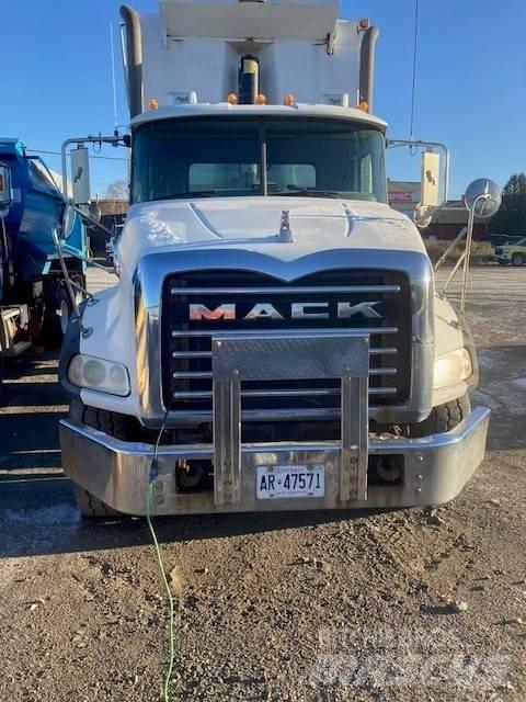 Mack GU813 Savivarčių priekabų vilkikai