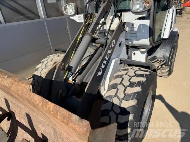 Volvo L 25 F Naudoti ratiniai krautuvai