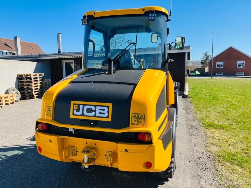 JCB 407 Daugiafunkciniai pakrovėjai