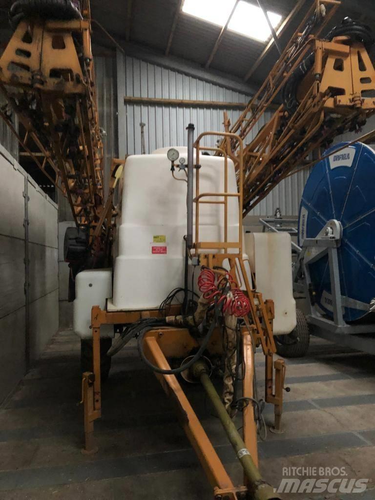 Knight EUA 3800 Prikabinami purkštuvai