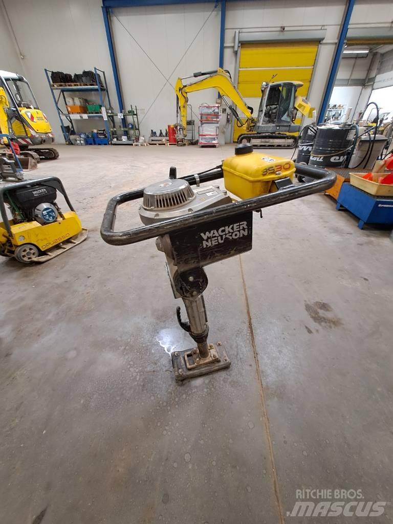 Wacker Neuson BS30 Plūktuvai