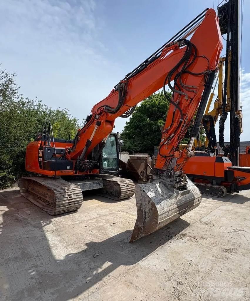 CAT 323E Vikšriniai ekskavatoriai