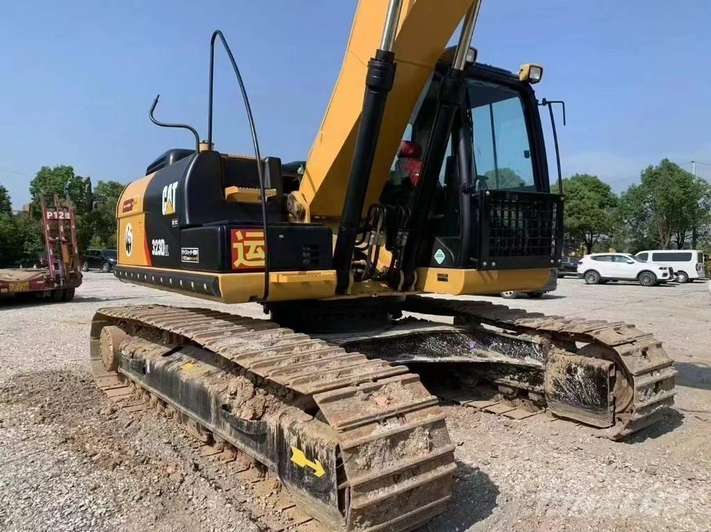 CAT 323D Vikšriniai ekskavatoriai