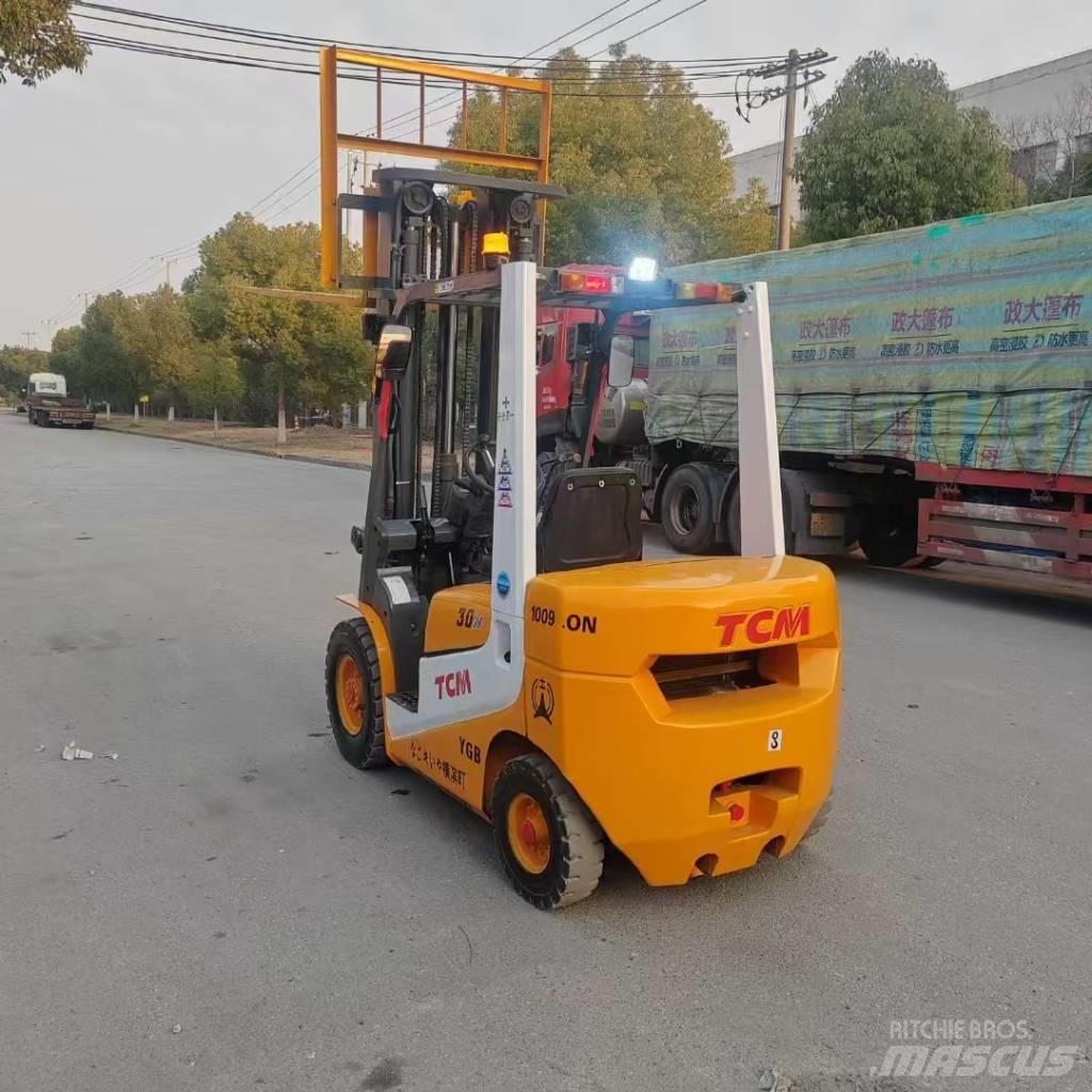 TCM FD30 Dyzeliniai krautuvai