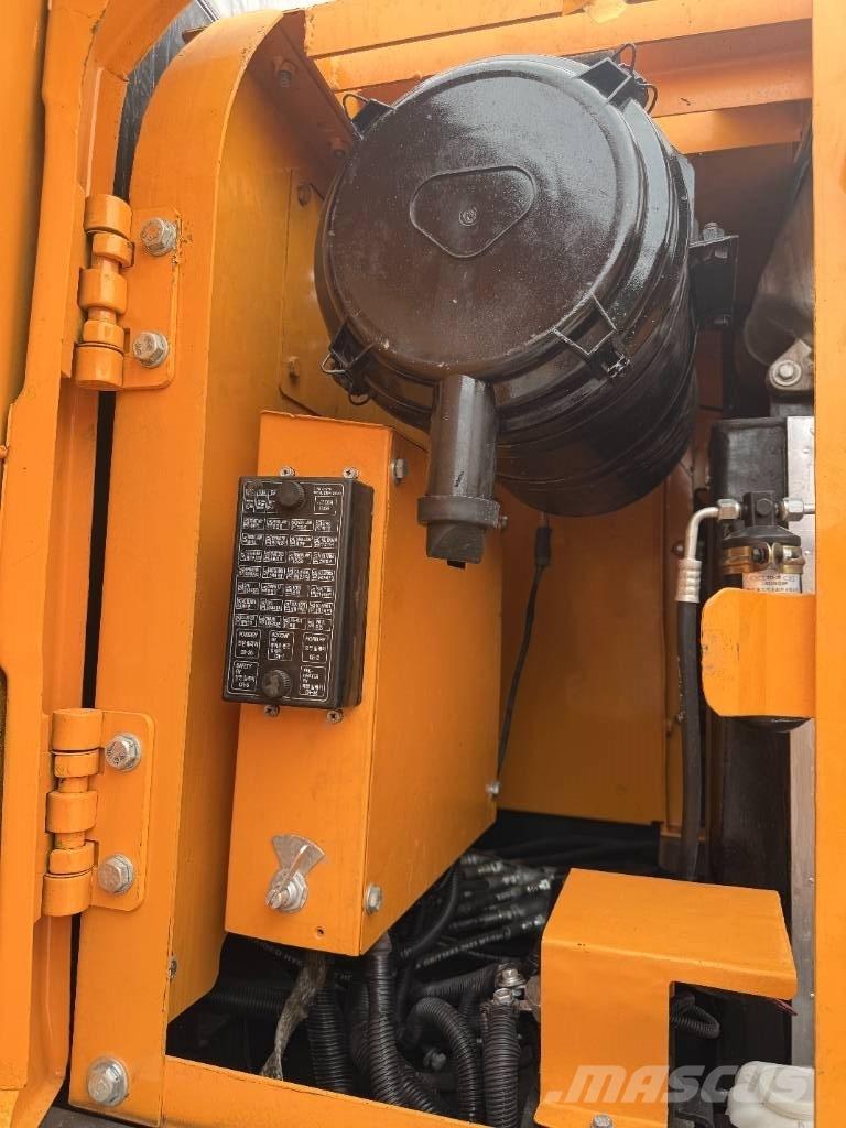 Hyundai HX 220 Vikšriniai ekskavatoriai