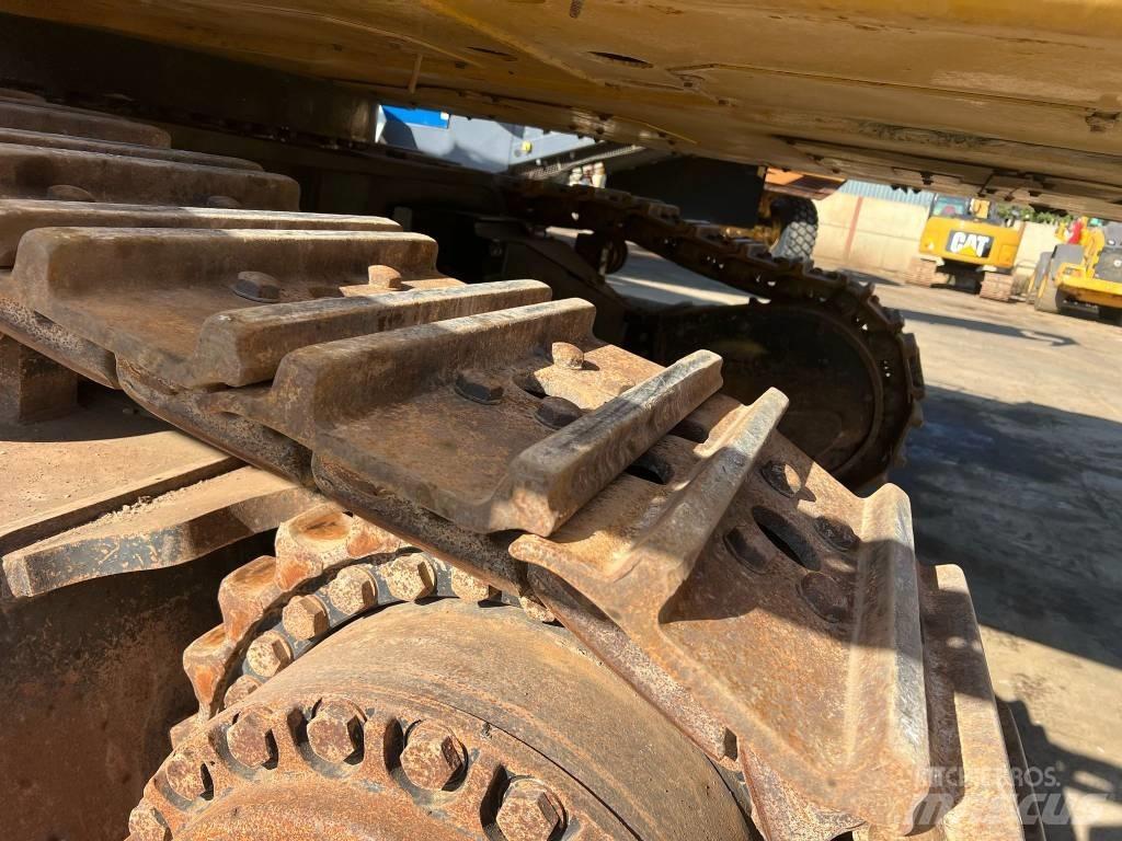 CAT 390 D Vikšriniai ekskavatoriai