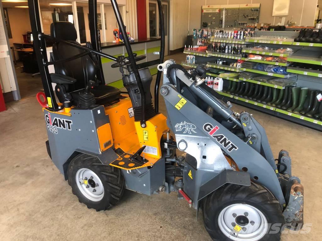GiANT G 1200 Daugiafunkciniai pakrovėjai