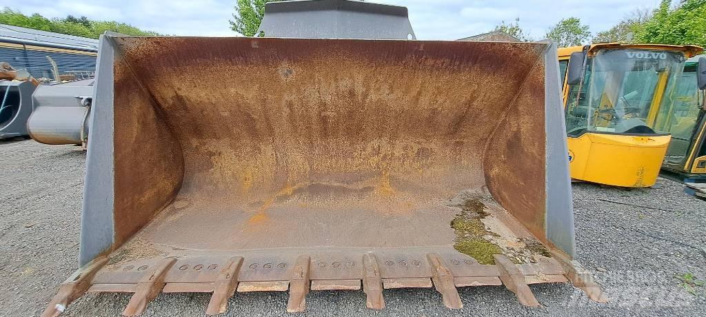 Volvo L 220 H Naudoti ratiniai krautuvai